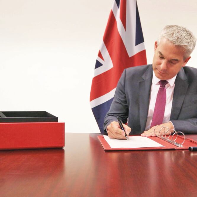 El secretario del Brexit, Stephen Barclay, firmó el acuerdo de inicio para abandonar la Unión Europea el pasado 16 de agosto. REUTERS