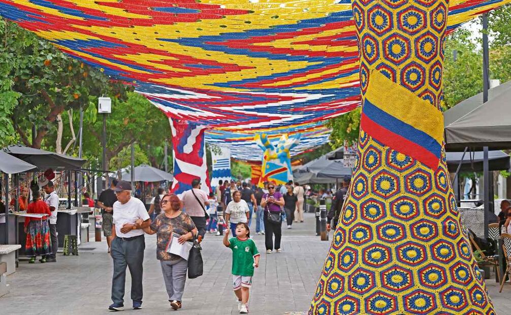 Los colores de la bandera de Colombia lucen en el paseo dedicado a los equipos que jugarán en Guadalajara. Foto: MIGUEL GARCÍA/EL UNIVERSAL