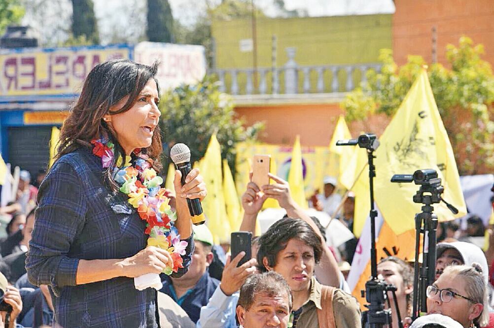 La precandidata Alejandra Barrales trasladó su mitin a un espacio en Avenida Tláhuac, en Reforma Agraria. (CORTESÍA)