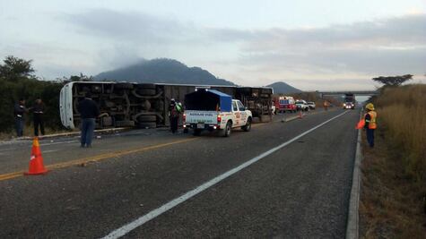 Volcadura deja un muerto y 26 heridos en Chiapas