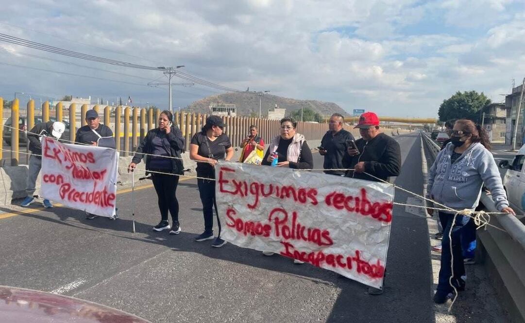 Policías bloquean la México-Puebla por pago retenido; exigen quincena y recibos al Ayuntamiento de Valle de Chalco.
Foto: Especial.