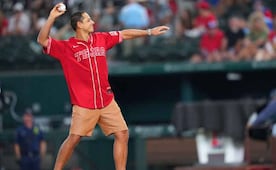 Javier Hernández lanza la primera bola en juego de la MLB; celebra la Herencia Hispana en Estados Unidos
