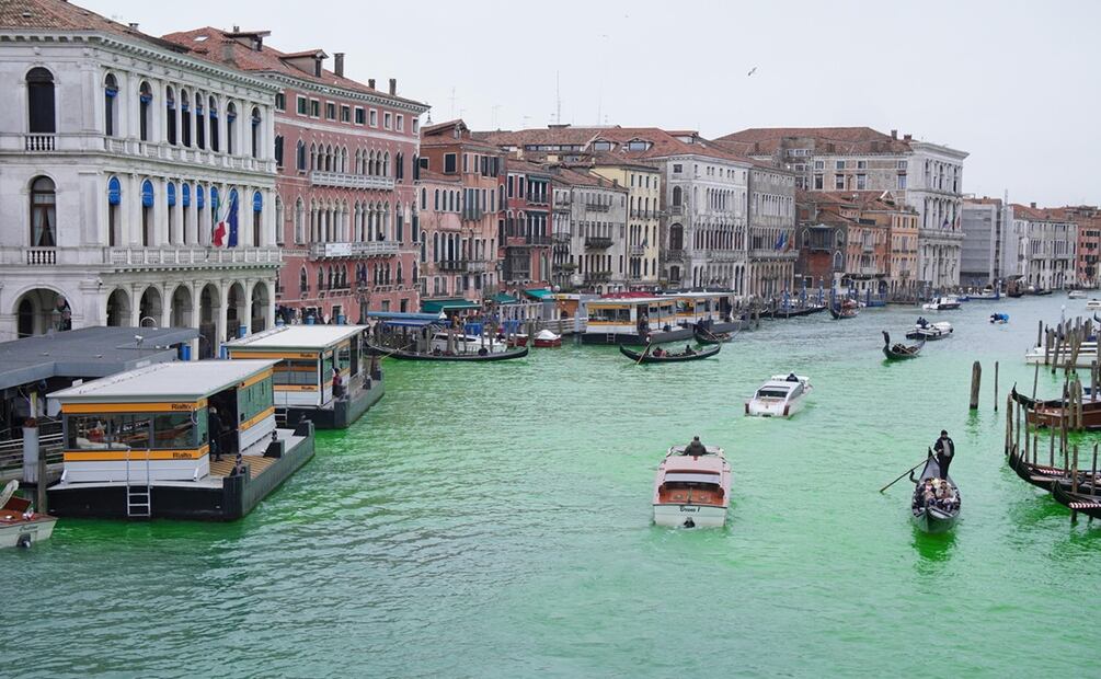 Activistas liberaron un tinte ambientalmente inofensivo en canales, ríos, lagos y fuentes de un total de 10 ciudades italianas. Foto: EFE