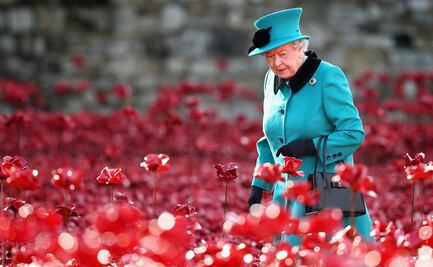 J. K. Rowling y el Oso Paddington, personaje ficticio de la literatura inglesa, despiden a la reina Isabel II