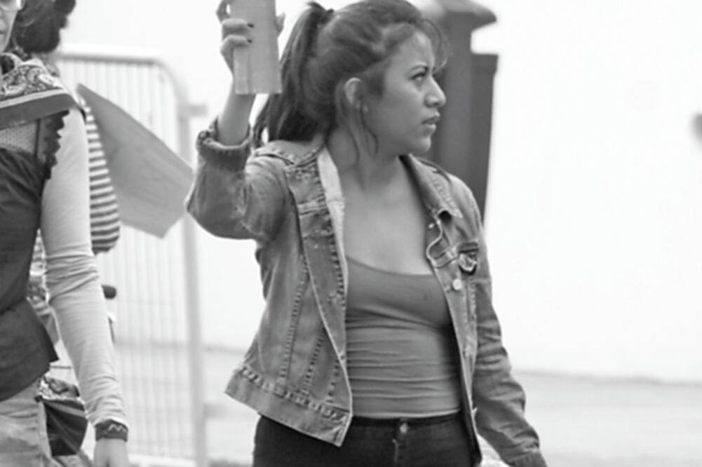 Integrantes de organizaciones colocaron cruces con nombres de víctimas en la entrada principal de la FIscalía General del Estado (ARCHIVO. EL UNIVERSAL)