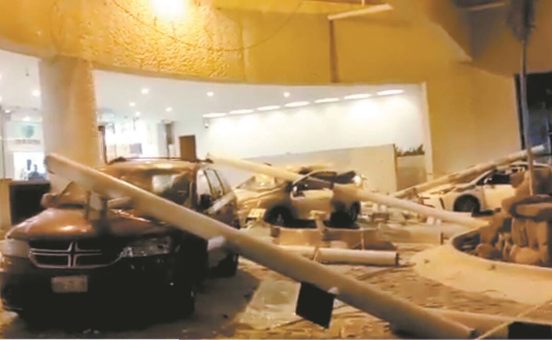 En Acapulco se reportó la caída de postes de luz y fallas eléctricas. Foto: Captura de video