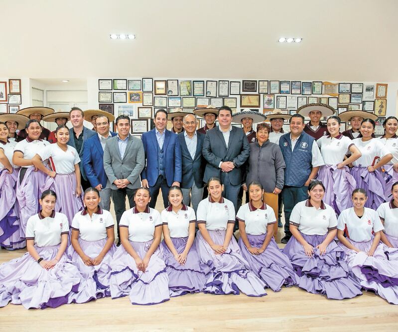 En el Colegio de Bachilleres 3 de Corregidora se reconstruyó, entre otras obras, un salón de danza, donde el grupo Mexicas, que representa las tradiciones de Querétaro, contará con un espacio digno para sus ensayos. 