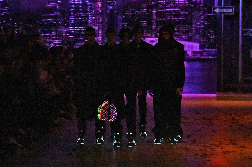 Las bolsas que brillan en la oscuridad seguro serán el accesorio preferido esta temporada. Foto: Getty Images