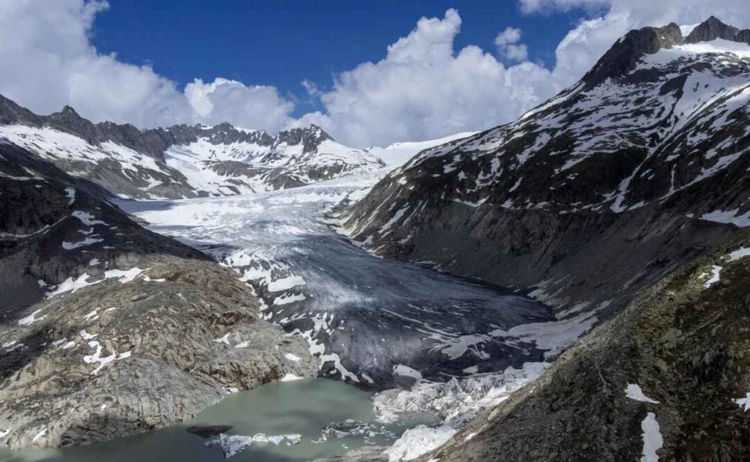 Un lago formado por el hielo derretido en la lengua del glaciar Rhone cerca de Goms, Suiza, el 13 de junio de 2023. Foto: AP/ARCHIVO