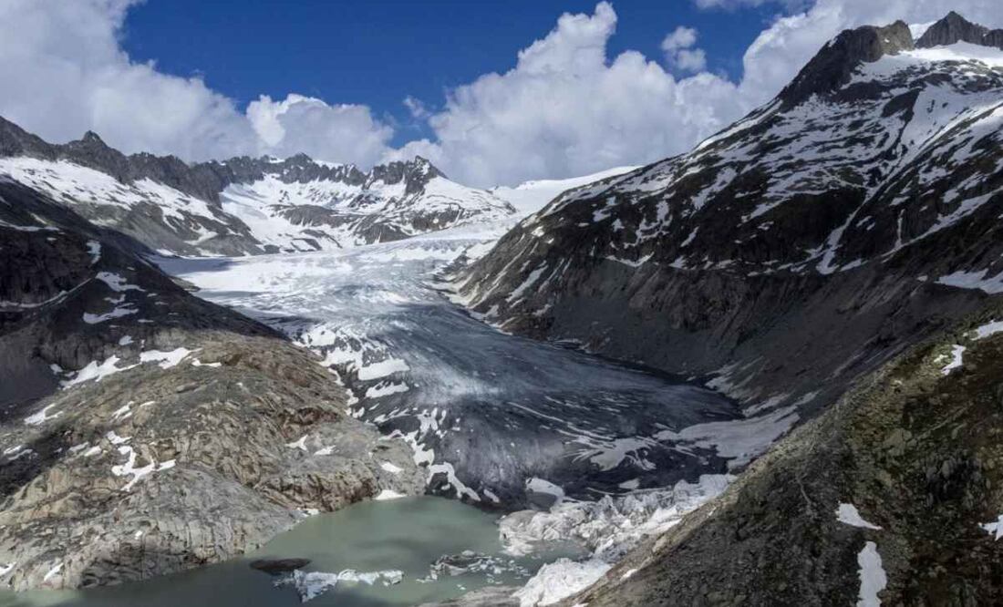 Un lago formado por el hielo derretido en la lengua del glaciar Rhone cerca de Goms, Suiza, el 13 de junio de 2023. Foto: AP/ARCHIVO