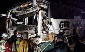 Choque entre tráiler y autobús de pasajeros deja un muerto y 39 lesionados en Sonora; niños y adultos mayores, entre los heridos