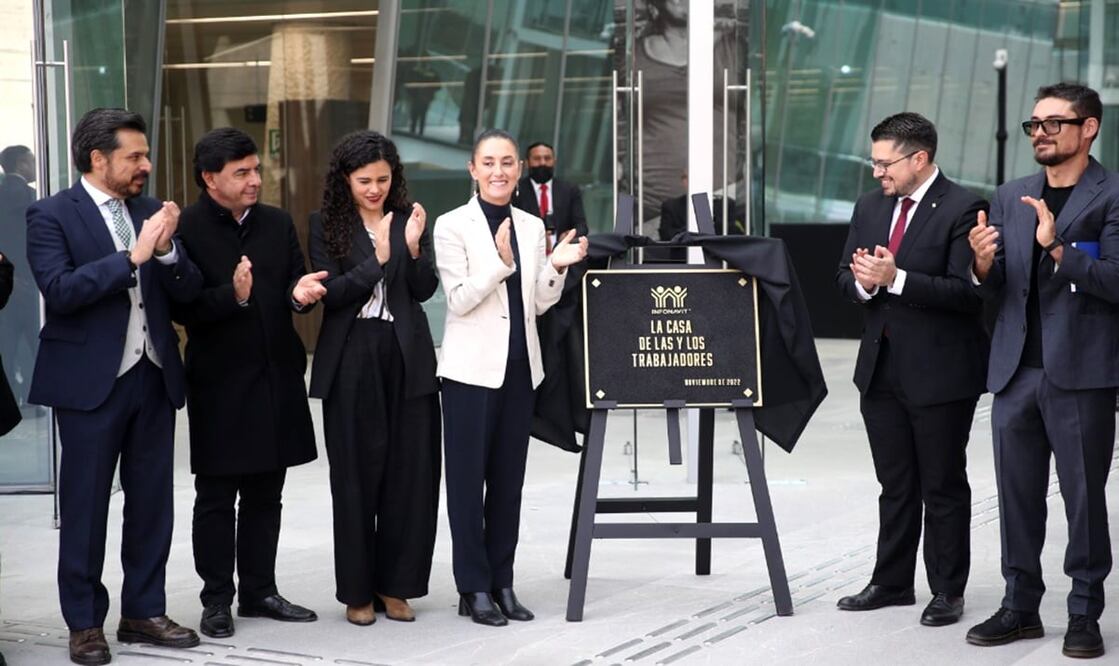 Shaeinbaum subrayó que este nuevo edificio es la casa de la Cuarta Transformación y expuso que este momento de la historia del país es es el nuevo momento del Infonavit. Foto: Germán Espinosa