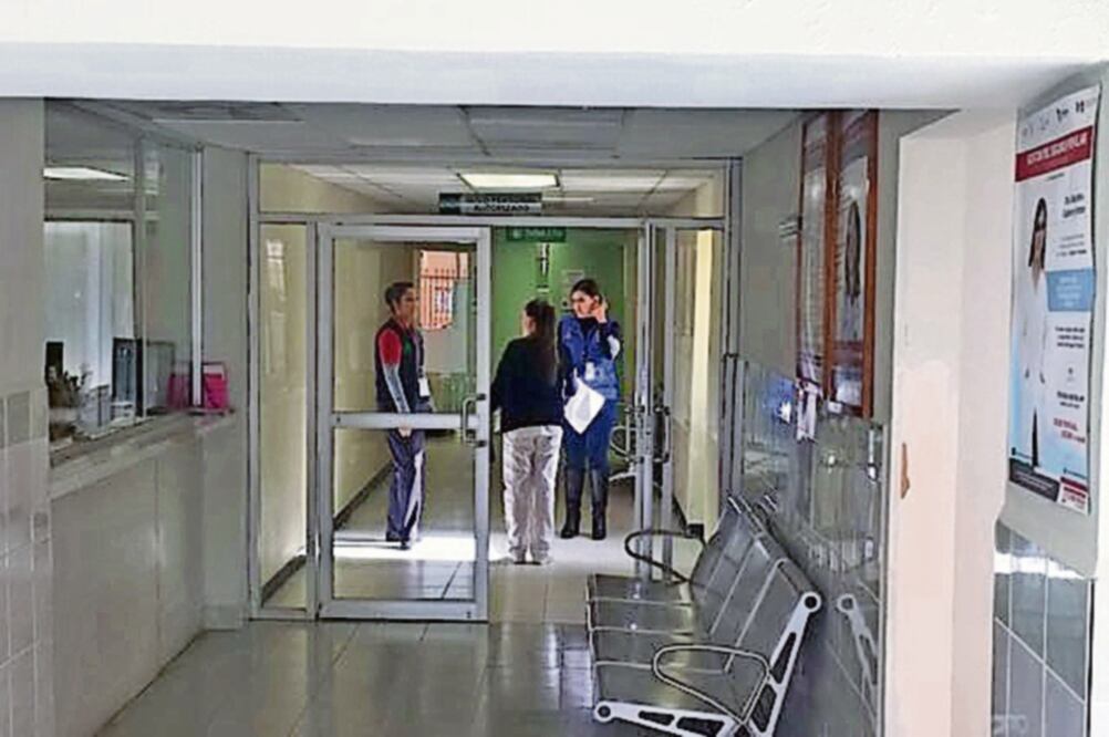 Médicos pasantes de la Universidad Autónoma de Ciudad Juárez mantuvieron un paro de labores por una semana para exigir a las autoridades estatales y municipales mejores condiciones de seguridad. (FOTOS: LUIS FIERRO. EL UNIVERSAL)