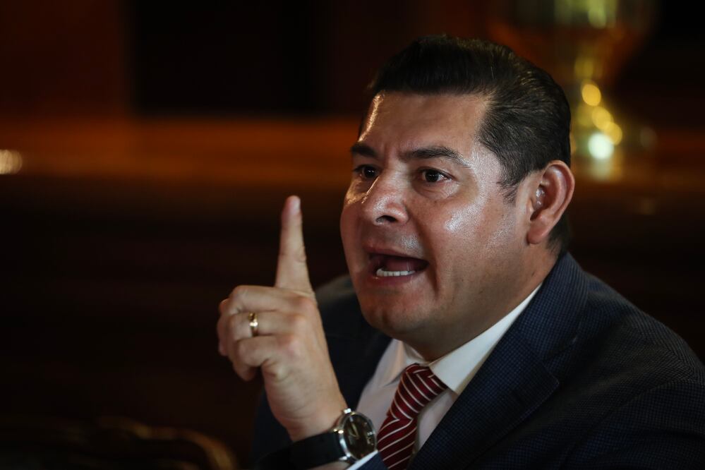 El senador Alejandro Armenta rechazó que le haya solicitado a Barbosa cargos en el gobierno interino a cambio de pacificar el proceso interno (ARCHIVO. EL UNIVERSAL)