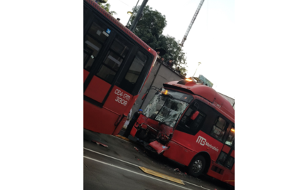 Choque entre dos unidades de Línea 2 del Metrobús deja 12 personas lesionadas