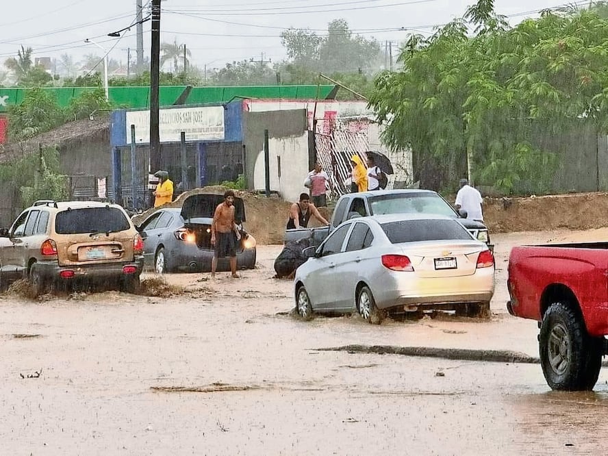 En Los Cabos, la tormenta tropical Ileana dejó crecida de arroyos y deslaves; elementos de seguridad activaron sus planes de emergencia. Foto Especial