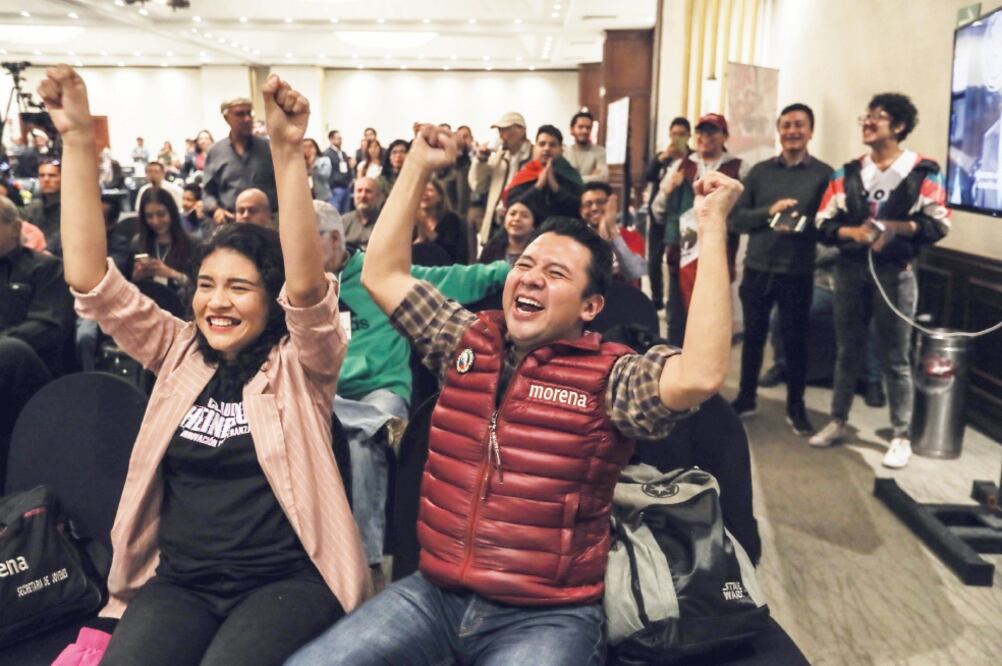 Seguidores de la morenista celebraron con los puños en alto la noticia de que su candidata ganó la elección en la capital de la República (GERMÁN ESPINOSA. EL UNIVERSAL)