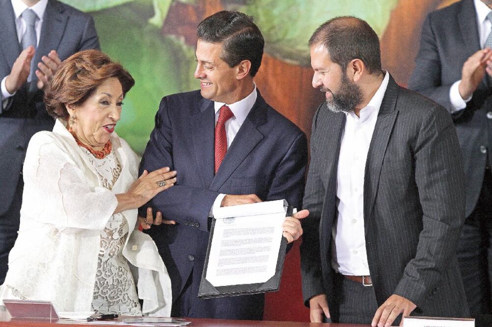Gloria López Morales, presidenta del Conservatorio de la Cultura Gastronómica Mexicana; el presidente Enrique Peña Nieto, y el chef Enrique Olvera, re presentante del Colectivo Mexicano de Cocina (CARLOS MEJÍA. EL UNIVERSAL)