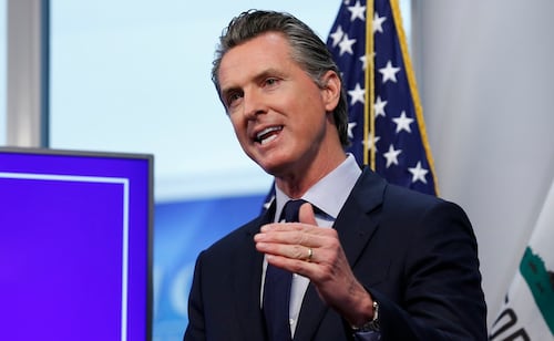 Gobernador de California firma orden ejecutiva para desarrollar "interruptor de apagado" de la IA; acusa a Trump de no hacer nada
