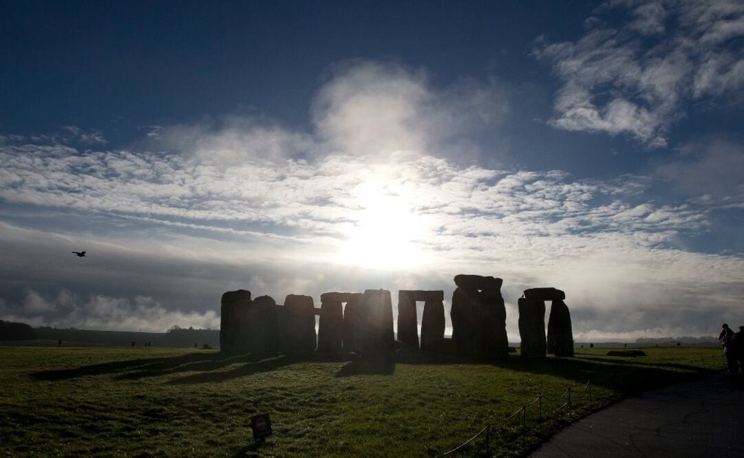 Localizaron al menos 90 piedras alineadas y de grandes dimensiones junto a Stonehenge FOTO:AP