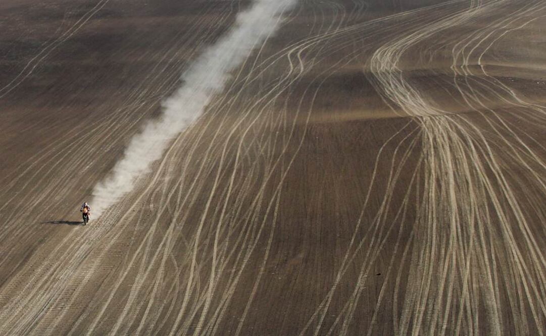 El estudio de Hesse muestra fotografías tomadas por satélite de un geoglifo con múltiples huellas de vehículos y concluye que el dibujo "ha sido dañado severamente". FOTO: Archivo