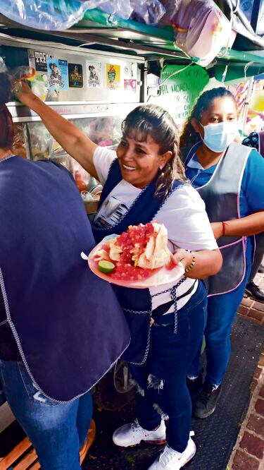 Desde hace 17 años, Chila despacha en un carrito de acero que sitúa en el jardín de San Juan, en el Barrio del Coecillo, quien con agilidad, en minutos, prepara la guacamaya. Foto: Xóchitl Álvarez / El Universal