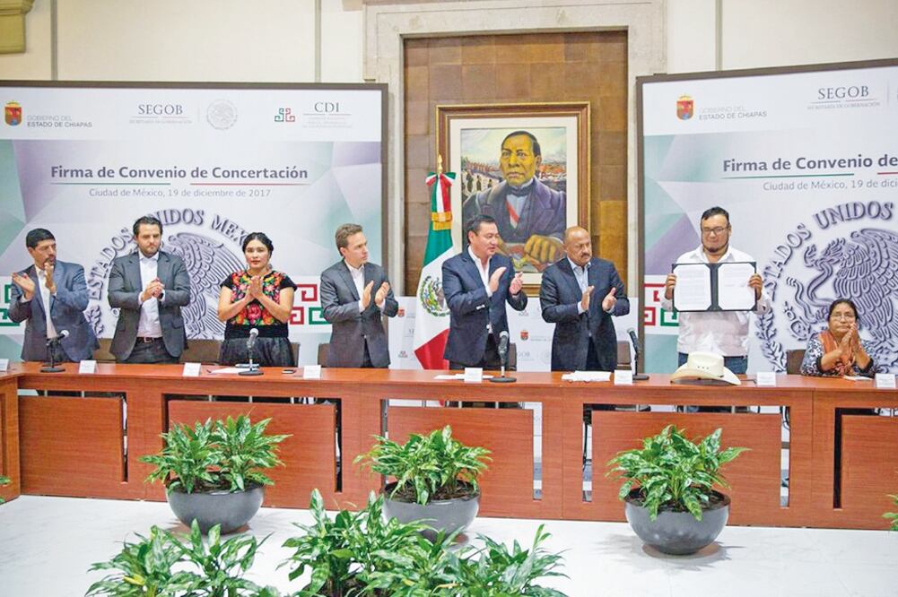 El titular de la Segob, Miguel Ángel Osorio Chong (quinto de izq. a der.), dest acó la voluntad del gobierno de la República para solucionar los problemas de México (TOMADA DE TWITTER)