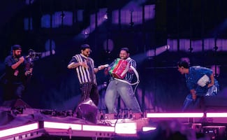 Grupo Firme arma fiesta musical bajo la lluvia