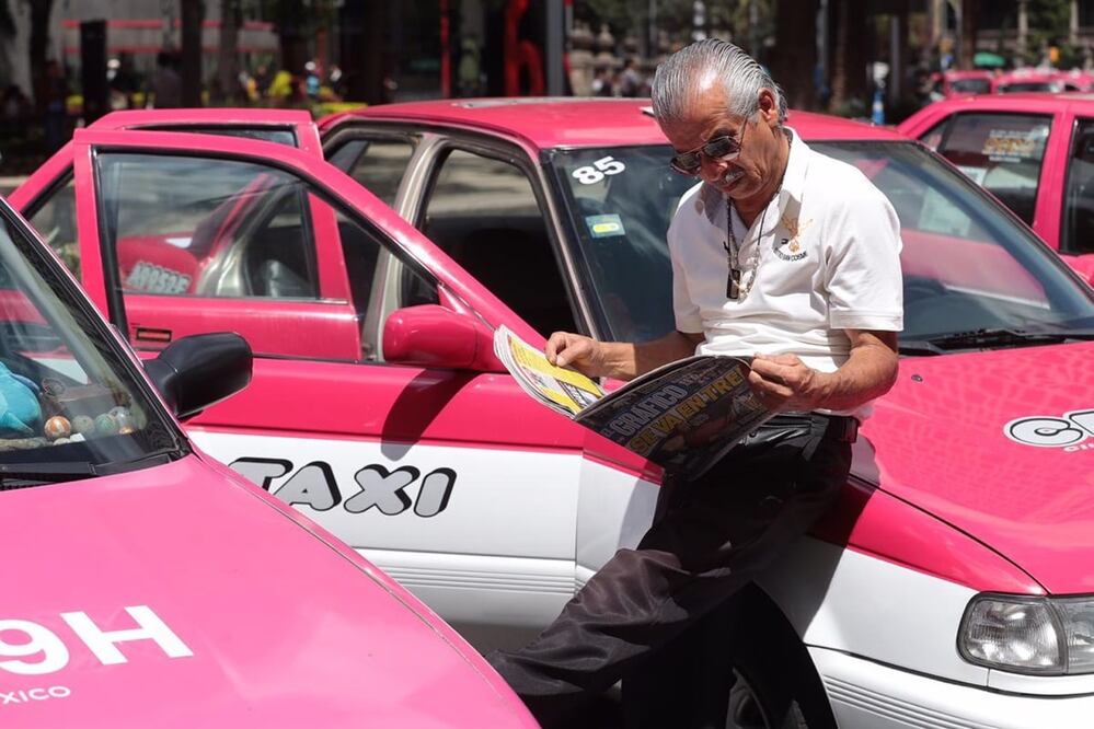 Un taxista lee El Gráfico en el bloqueo de Paseo de la Reforma. Fotografía de Juan Boites EL UNIVERSAL 