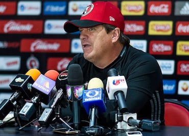 FA no descarta técnico extranjero; ¿'Piojo', candidato a Inglaterra?