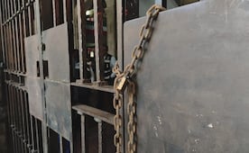Militantes del PT sellan con cadenas y candados puerta de Palacio de Gobierno de Cuernavaca; bloquean accesos a la ciudad