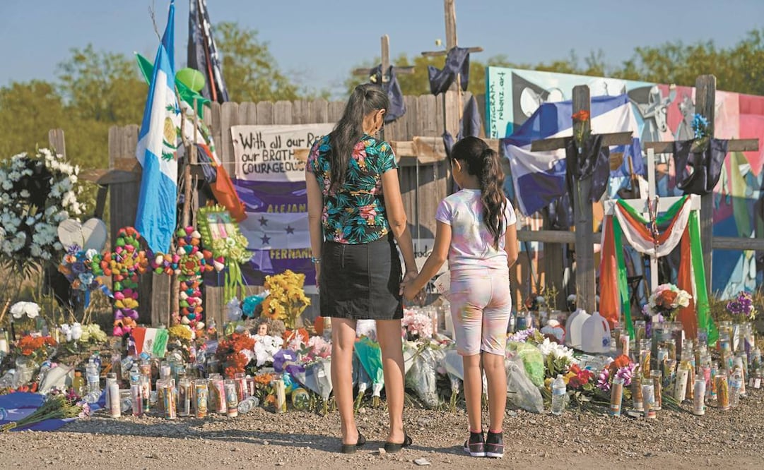 Un memorial en el sitio donde decenas de migrantes murieron asfixiados en San Antonio, Texas. Foto: Eric Gay/ AP