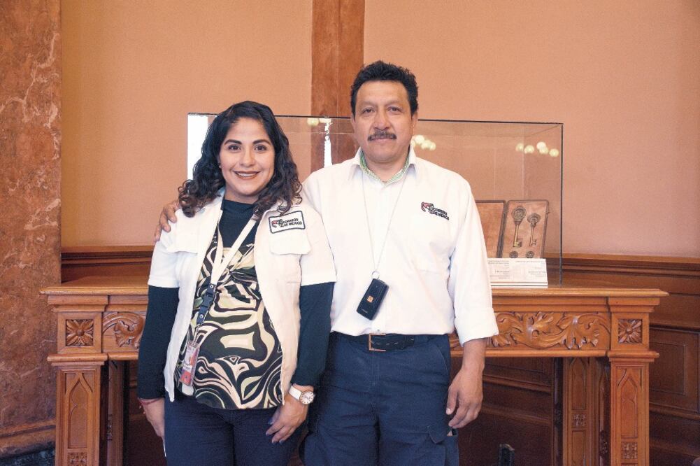 Gabriela Guerra tiene 32 años y 10 como empleada del Servicio Postal Mexicano. Está en el área de registrados, donde ordena la correspondencia y las rutas de sus compañeros. 