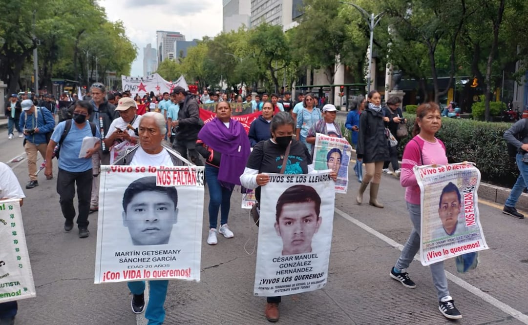 Como cada mes, padres y madres de los normalistas desaparecidos de Ayotzinapa marchan este viernes del Ángel de la Independencia al Hemiciclo a Juárez, en la Ciudad de México. Foto: Manuel Espino / EL UNIVERSAL