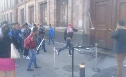 Normalistas dañan puerta de Palacio Nacional; piden eliminar examen para graduación
