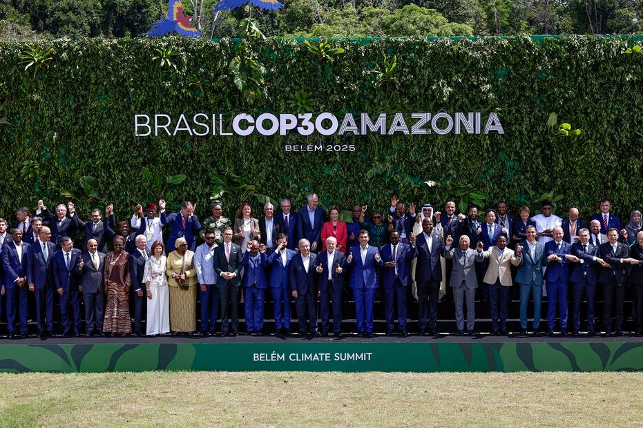 El presidente de Brasil Luiz Inácio Lula da Silva (centro), posa junto a los asistentes a la cumbre de líderes de la COP30 este viernes, en el Centro de Convenciones Hangar en Belém, Brasil. Foto: EFE