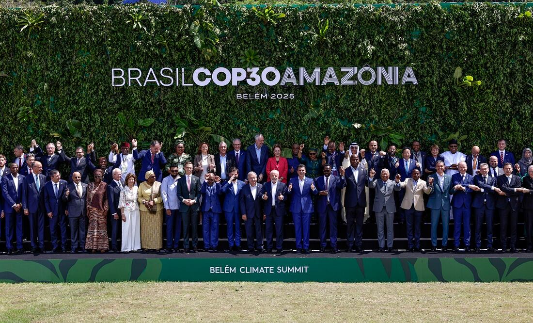 El presidente de Brasil Luiz Inácio Lula da Silva (centro), posa junto a los asistentes a la cumbre de líderes previa a la COP30 este viernes, en el Centro de Convenciones Hangar en Belém, Brasil. Foto: EFE
