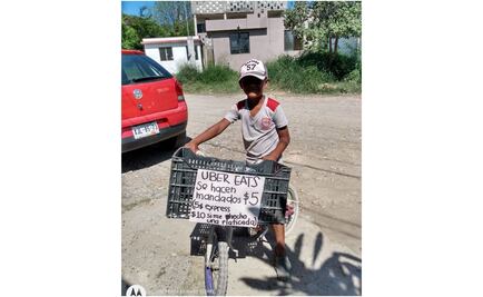 Regala Chumel Torres una tablet a Iker, niño que hace mandados en Tamaulipas