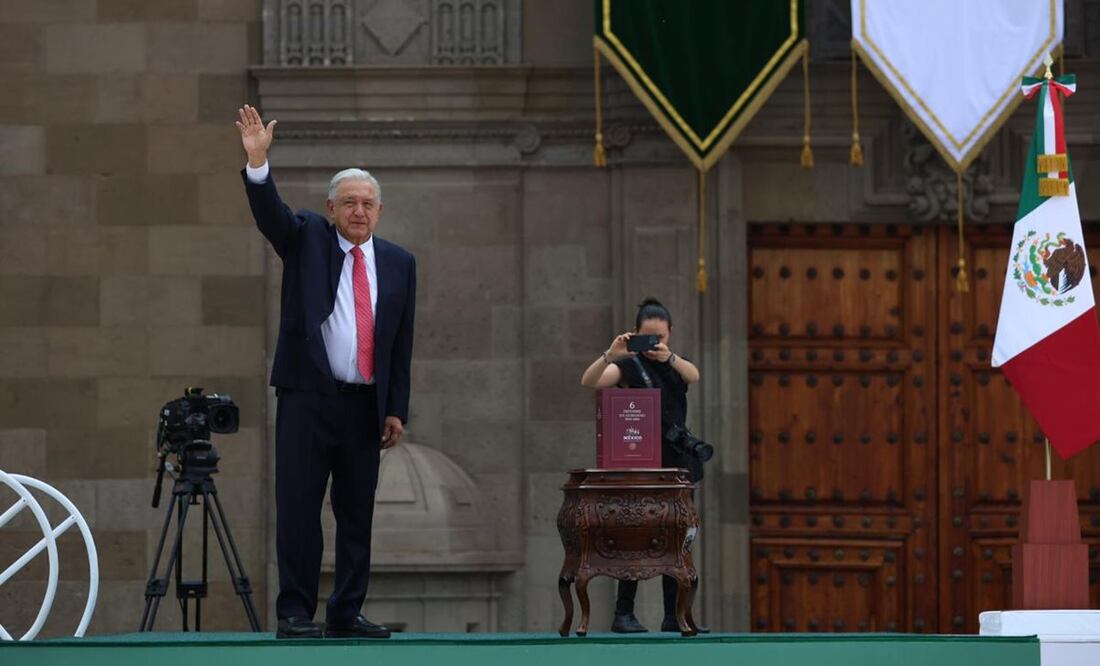 AMLO saluda a la gente previo al inicio de su Informe de Gobierno. Foto: Diego Simón / EL UNIVERSAL