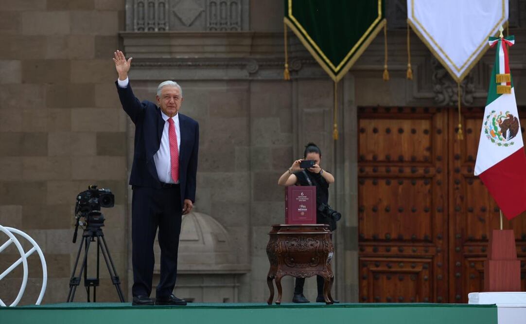 AMLO saluda a la gente previo al inicio de su Informe de Gobierno. Foto: Diego Simón / EL UNIVERSAL