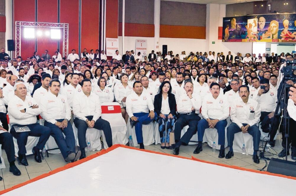 Alfonso Cepeda Salas, dirigente del SNTE, durante una reunión con 400 docentes en Quintana Roo (CORTESÍA)