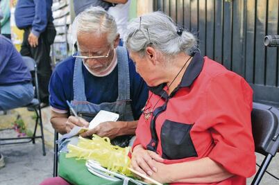 Adultos mayores reciben apoyos