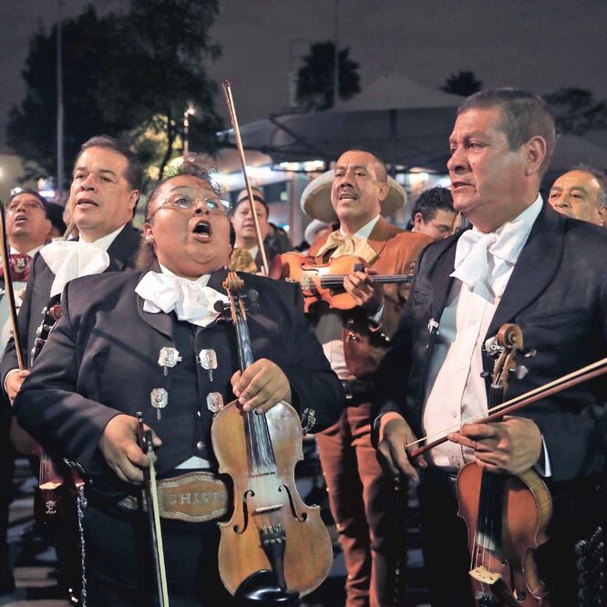 El viernes por la noche mariachis, norteños, jarochos y tríos que ofrecen sus servicios en la plaza, dieron una megaserenata para atraer a los visitantes. (IRVIN OLIVARES. EL UNIVERSAL)