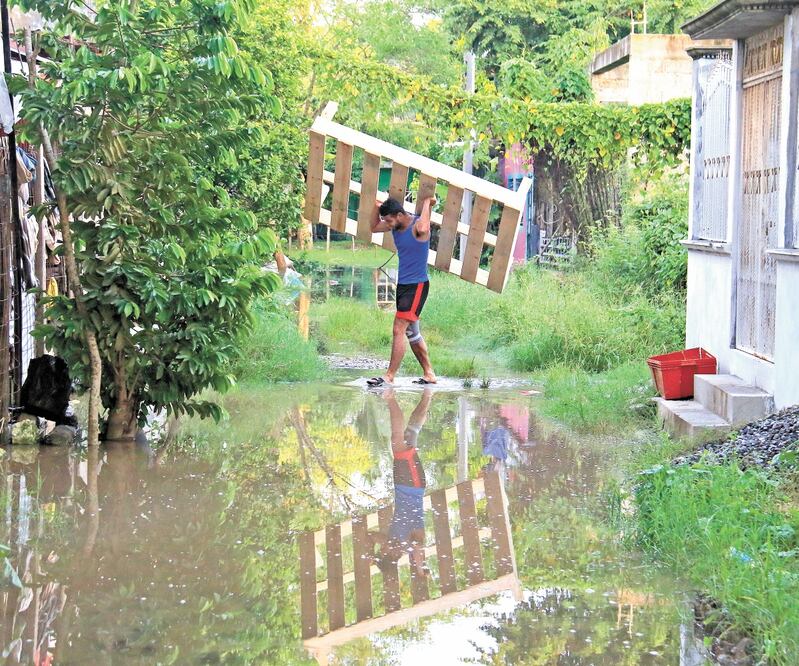 Debido a que las lluvias bajaron, algunas personas llevaron sus pertenencias a un lugar más seguro. Foto: Luma López. EL UNIVERSAL