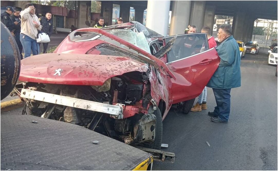 Auto vuelca en avenida Oceanía. Foto: Especial.