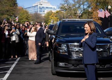 Personal de la Casa Blanca recibe a Kamala Harris con aplausos tras su derrota frente a Trump; "tenemos trabajo por hacer", dice