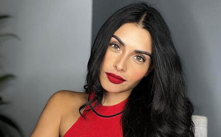 Kristal Silva luce en tendencia con botas transparentes