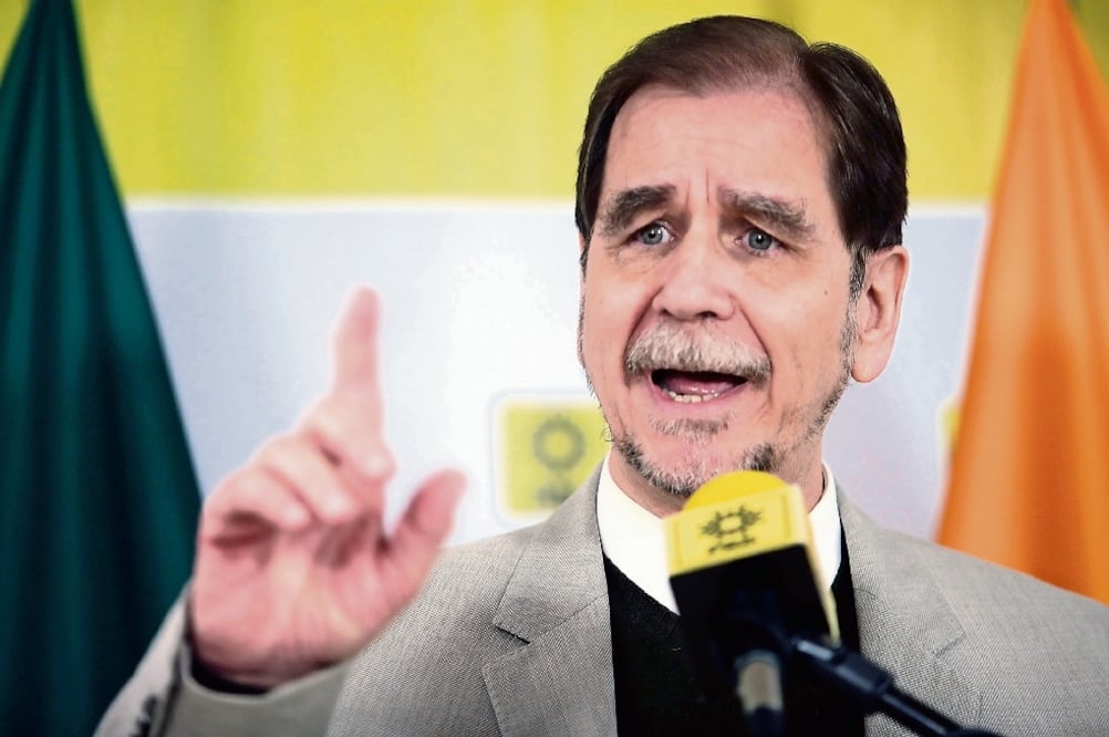 Agustín Basave, líder del PRD, informó que hoy viaja a Veracruz con el dirigent e del PAN, Ricardo Anaya, para formalizar la alianza en ese estado (ARCHIVO EL UNIVERSAL)