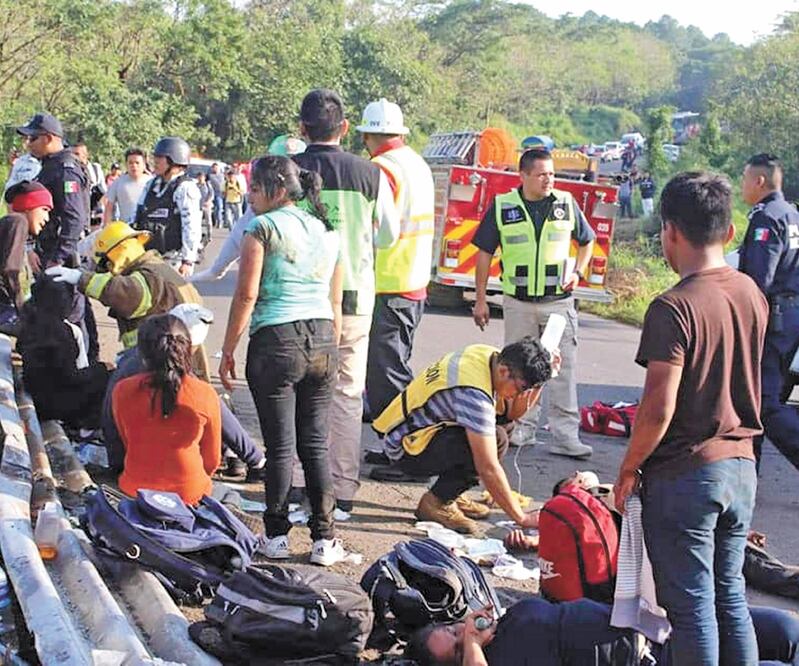 El camión tipo torton circulaba sobre la carretera federal 180, una ruta con muchas curvas y tramos angostos. La unidad cayó a un vado de 10 metros. PATRICIA MORALES. EL UNIVERSAL