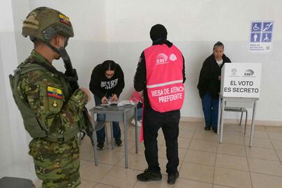 Ecuador vota sobre el regreso de las bases militares extranjeras y la nueva Constitución